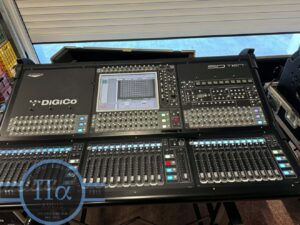 Alternative view of DiGiCo SD10-SD-Rack Bundle